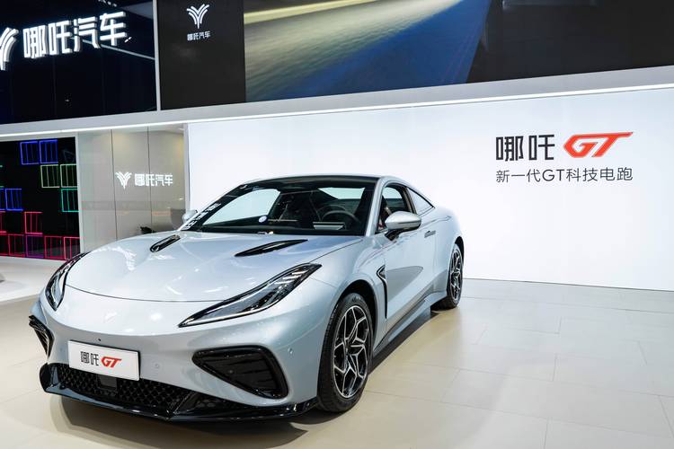 重庆338哪吒汽车在智能汽车领域的表现，领途汽车在新能源汽车市场中的影响力